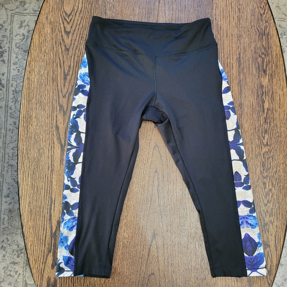Lularoe Simply Comfortable Black Blue Floral Cropped Activewear Leggings Size S - Picture 1 of 9
